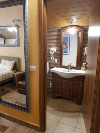 Гостевой дом Golden Moments Тимишоара Двухместный номер с 1 кроватью или 2 отдельными кроватями и балконом-11